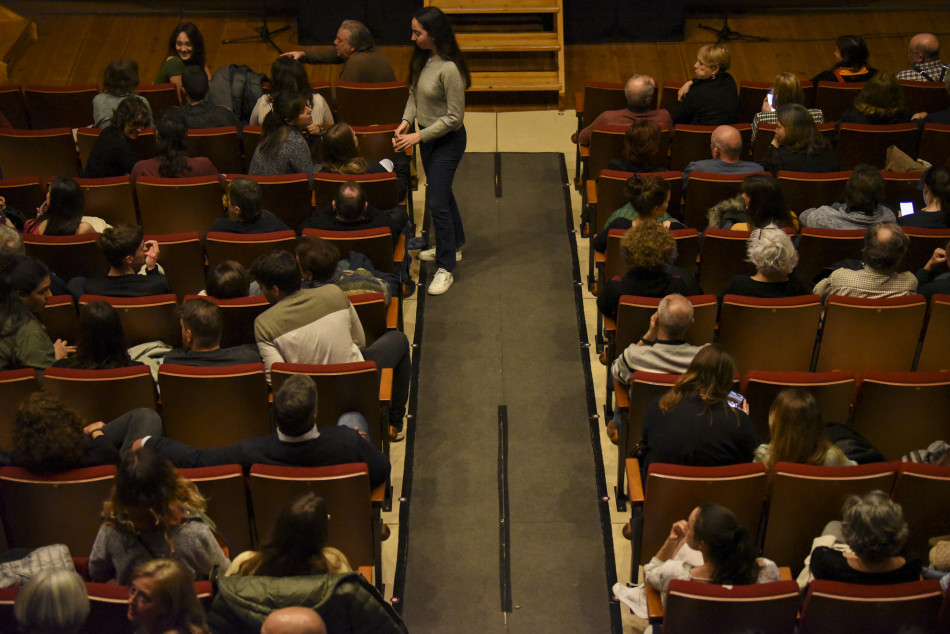 Nuevos Conocidos enceta el cicle MiT al Teatre Mundial amb més d’un centenar de persones