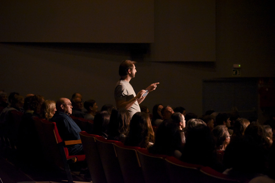 Nuevos Conocidos enceta el cicle MiT al Teatre Mundial amb més d’un centenar de persones