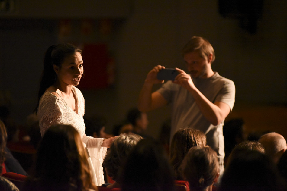 Nuevos Conocidos enceta el cicle MiT al Teatre Mundial amb més d’un centenar de persones
