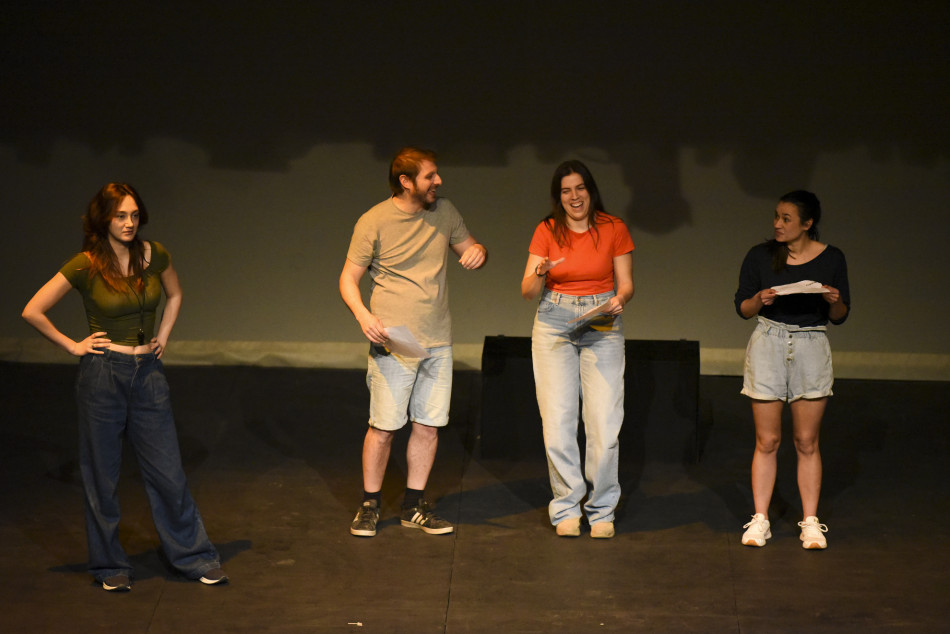 Nuevos Conocidos enceta el cicle MiT al Teatre Mundial amb més d’un centenar de persones