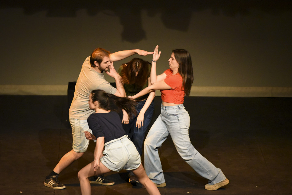 Nuevos Conocidos enceta el cicle MiT al Teatre Mundial amb més d’un centenar de persones