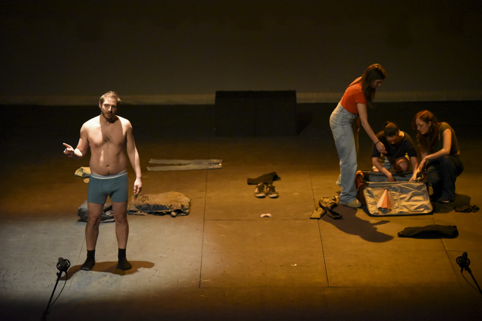 Nuevos Conocidos enceta el cicle MiT al Teatre Mundial amb més d’un centenar de persones