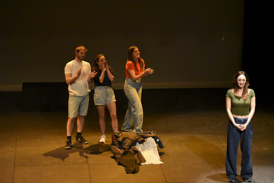 Nuevos Conocidos enceta el cicle MiT al Teatre Mundial amb més d’un centenar de persones