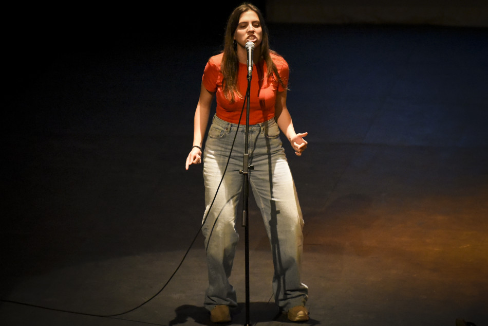 Nuevos Conocidos enceta el cicle MiT al Teatre Mundial amb més d’un centenar de persones