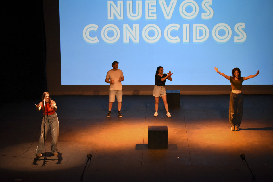 Nuevos Conocidos enceta el cicle MiT al Teatre Mundial amb més d’un centenar de persones