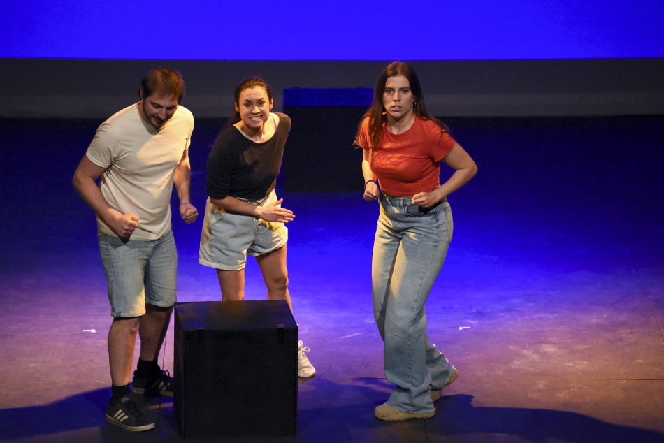 Nuevos Conocidos enceta el cicle MiT al Teatre Mundial amb més d’un centenar de persones