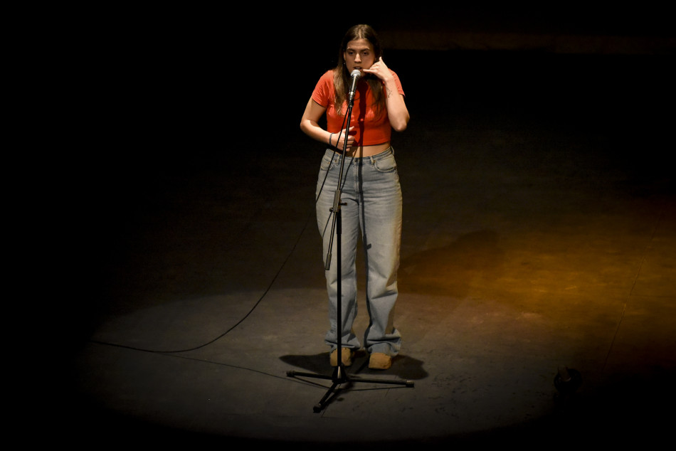 Nuevos Conocidos enceta el cicle MiT al Teatre Mundial amb més d’un centenar de persones
