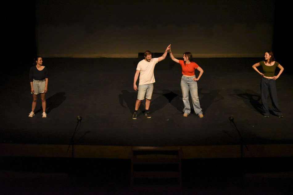 Nuevos Conocidos enceta el cicle MiT al Teatre Mundial amb més d’un centenar de persones