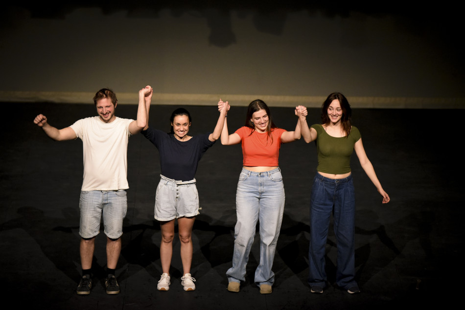 Nuevos Conocidos enceta el cicle MiT al Teatre Mundial amb més d’un centenar de persones