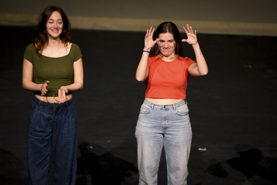Nuevos Conocidos enceta el cicle MiT al Teatre Mundial amb més d’un centenar de persones