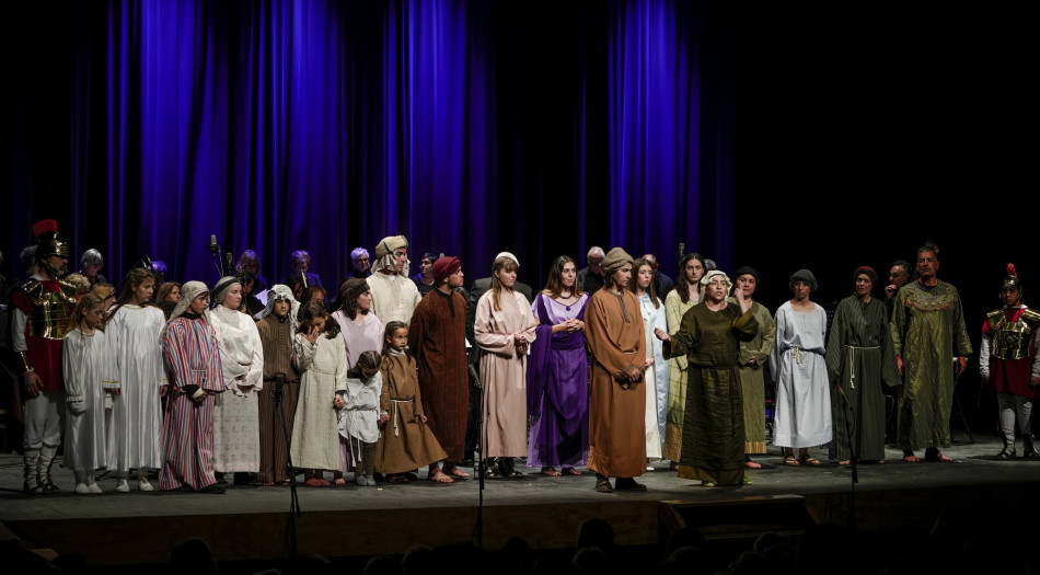 La recuperada Passió de la Bisbal d'Empordà omple el Teatre Mundial amb mig miler de persones