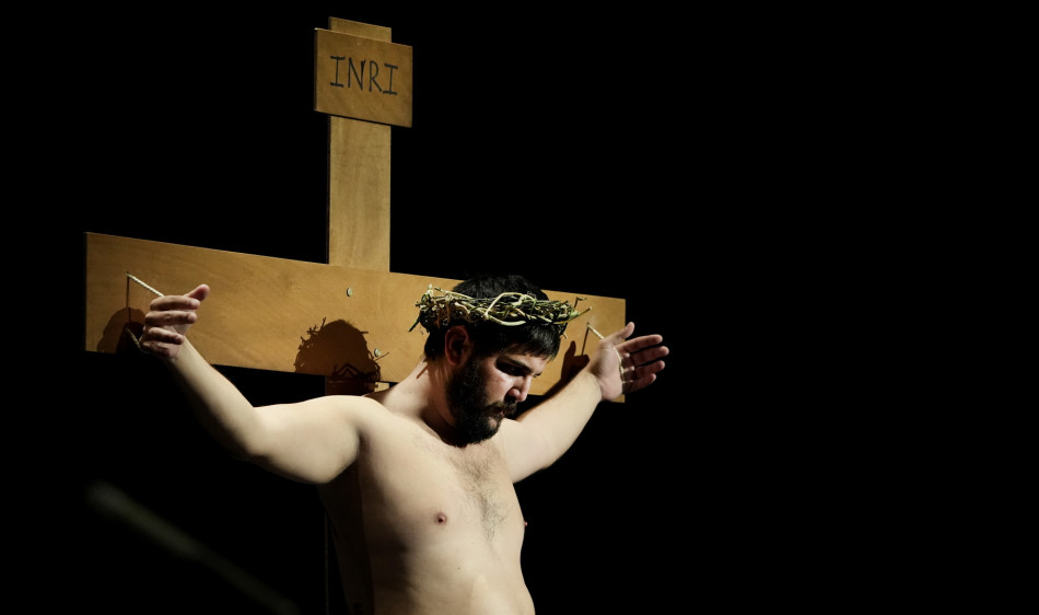 La recuperada Passió de la Bisbal d'Empordà omple el Teatre Mundial amb mig miler de persones