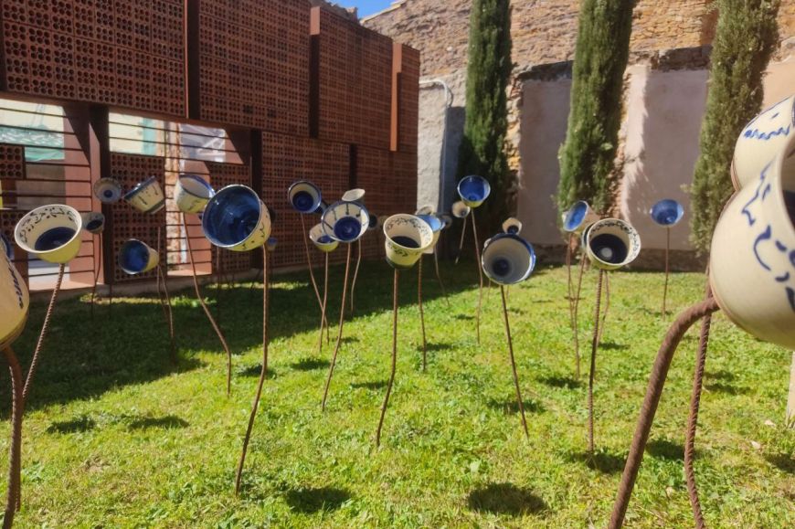 Una vuitantena de flors de ceràmica de la mostra 'Aiguabarreig' guarneixen l'entrada del Terracotta Museu