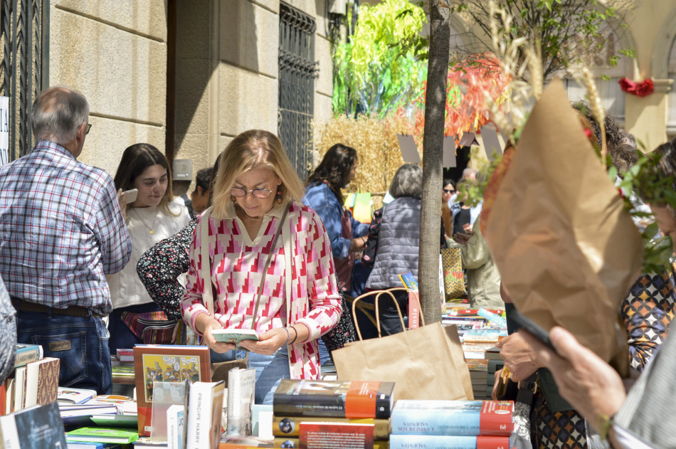 La Diada de Sant Jordi 2023 a la Bisbal d'Empordà en imatges