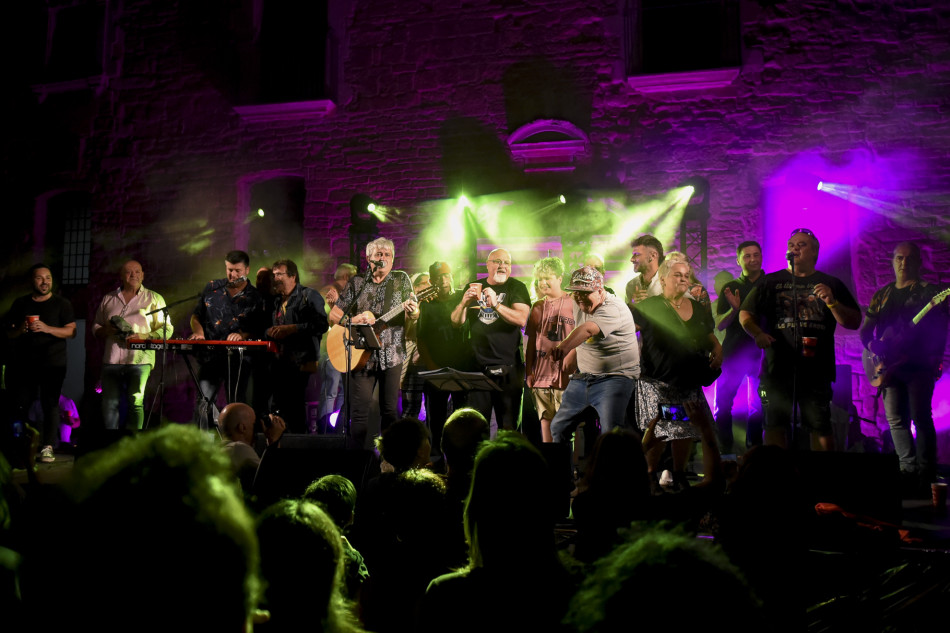El Último Veneno celebra dues dècades als escenaris amb un concert especial que va omplir de gent la plaça del Castell