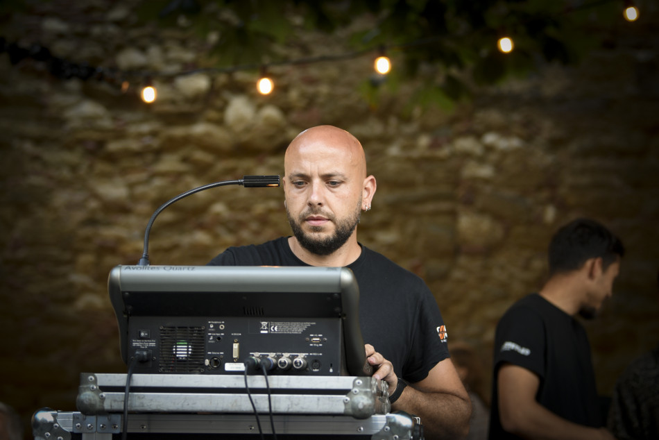 El Último Veneno celebra dues dècades als escenaris amb un concert especial que va omplir de gent la plaça del Castell
