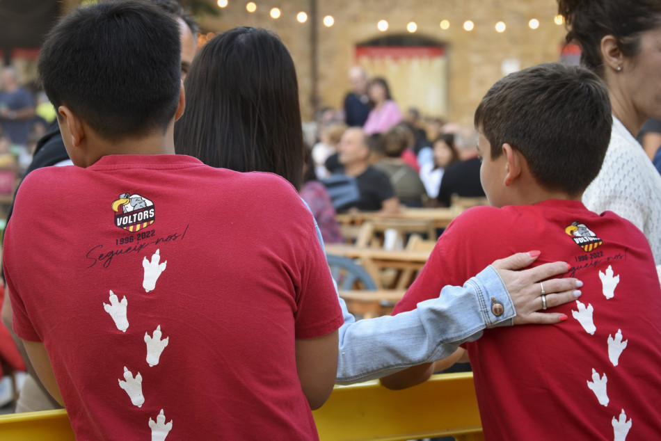El Último Veneno celebra dues dècades als escenaris amb un concert especial que va omplir de gent la plaça del Castell