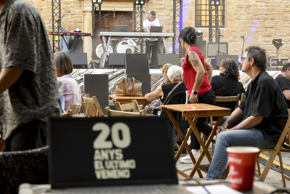 El Último Veneno celebra dues dècades als escenaris amb un concert especial que va omplir de gent la plaça del Castell