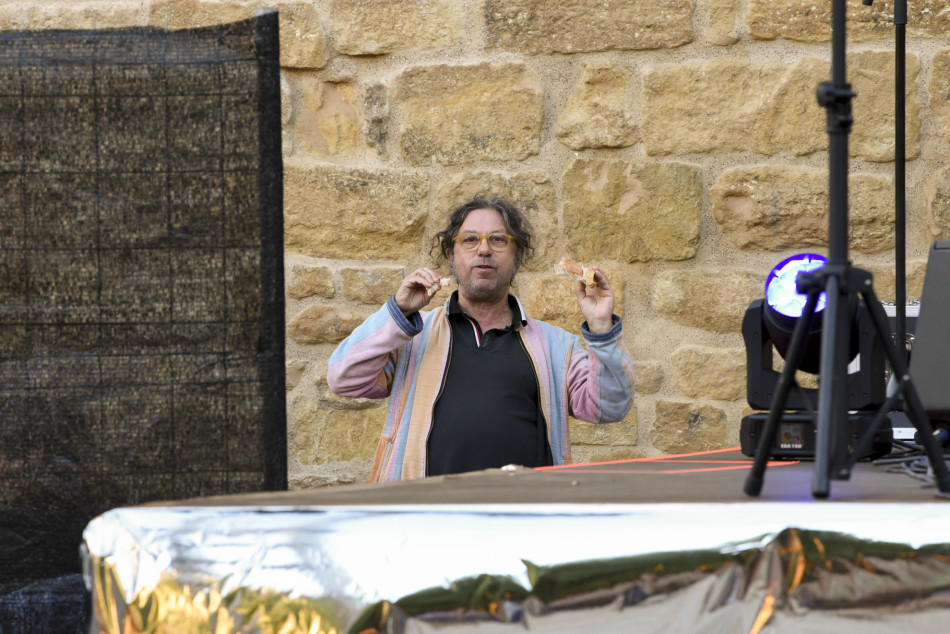 El Último Veneno celebra dues dècades als escenaris amb un concert especial que va omplir de gent la plaça del Castell