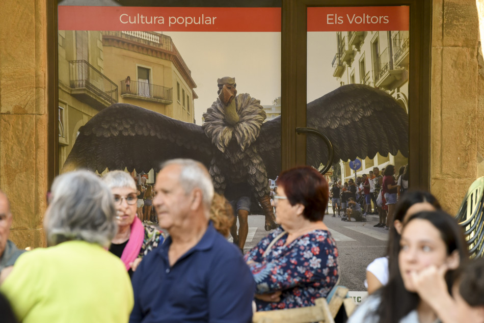 El Último Veneno celebra dues dècades als escenaris amb un concert especial que va omplir de gent la plaça del Castell