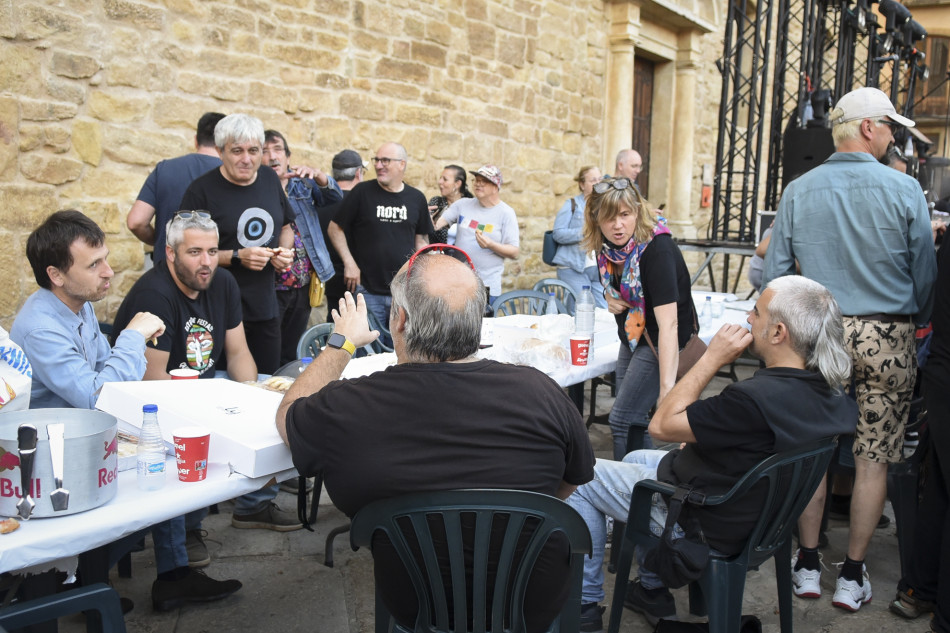 El Último Veneno celebra dues dècades als escenaris amb un concert especial que va omplir de gent la plaça del Castell