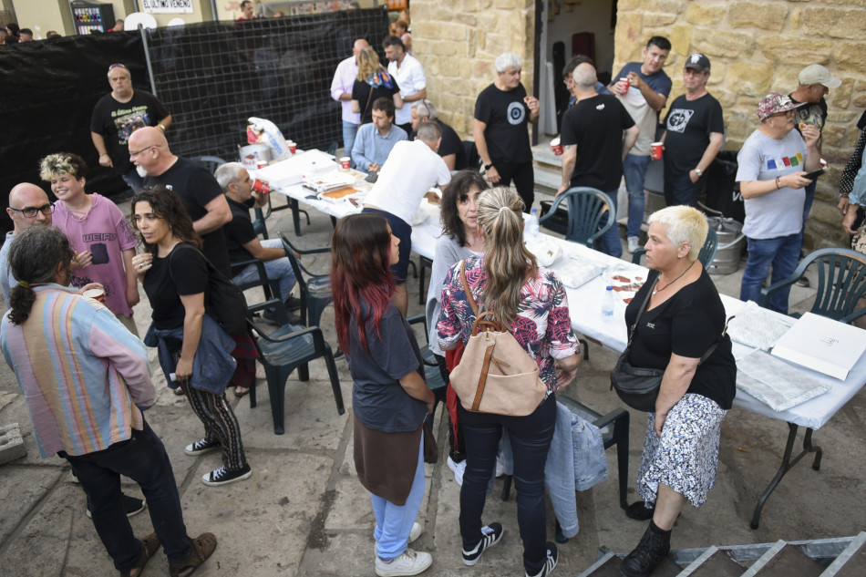 El Último Veneno celebra dues dècades als escenaris amb un concert especial que va omplir de gent la plaça del Castell