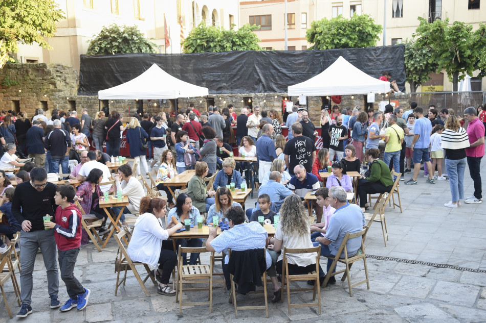 El Último Veneno celebra dues dècades als escenaris amb un concert especial que va omplir de gent la plaça del Castell