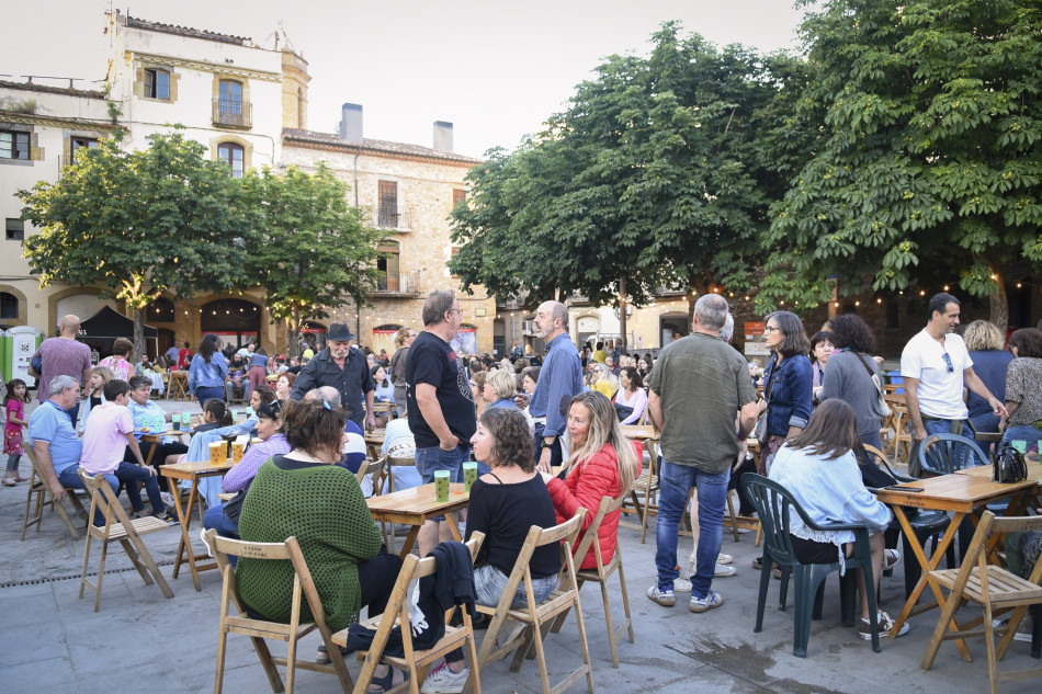 El Último Veneno celebra dues dècades als escenaris amb un concert especial que va omplir de gent la plaça del Castell