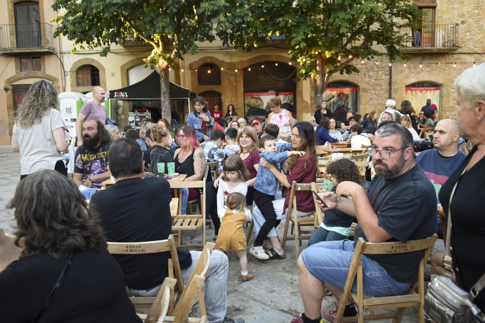 El Último Veneno celebra dues dècades als escenaris amb un concert especial que va omplir de gent la plaça del Castell