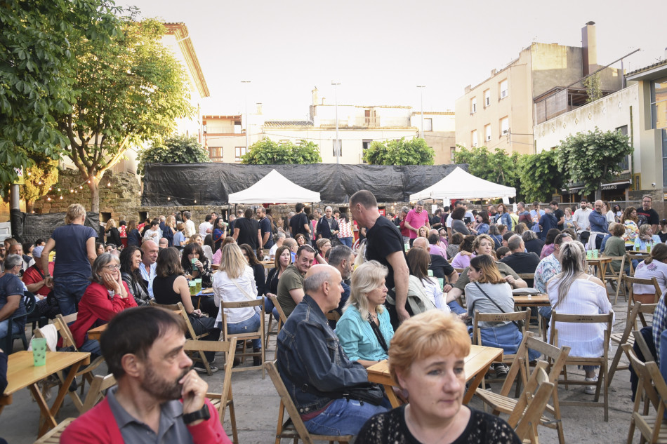 El Último Veneno celebra dues dècades als escenaris amb un concert especial que va omplir de gent la plaça del Castell