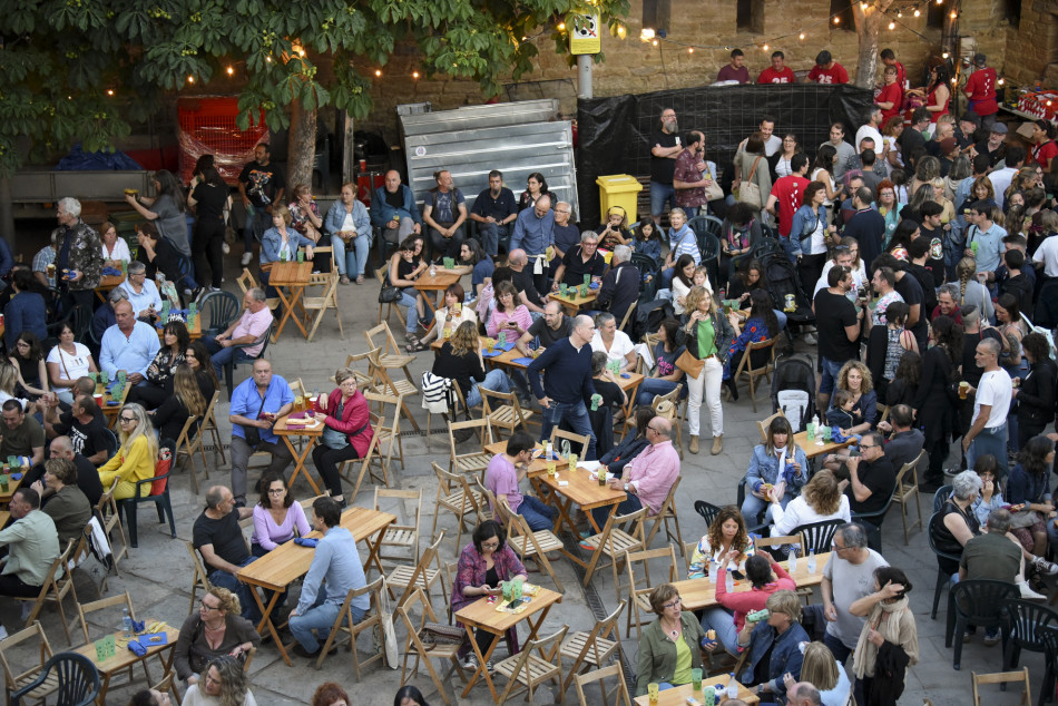 El Último Veneno celebra dues dècades als escenaris amb un concert especial que va omplir de gent la plaça del Castell