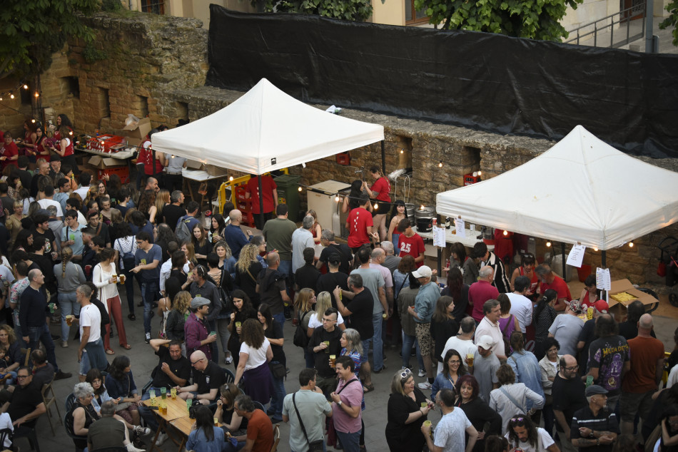 El Último Veneno celebra dues dècades als escenaris amb un concert especial que va omplir de gent la plaça del Castell