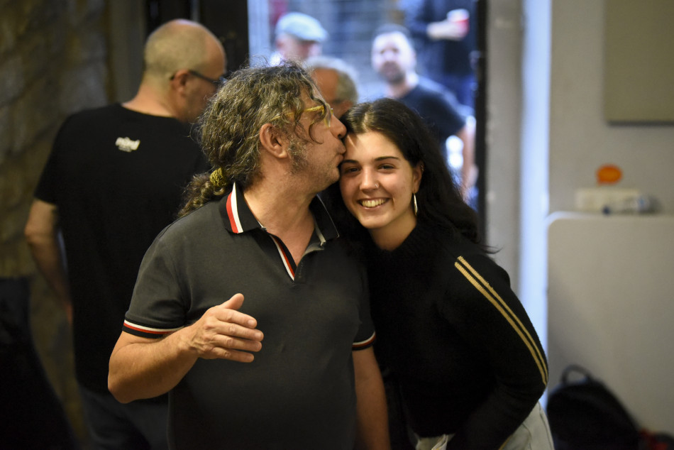 El Último Veneno celebra dues dècades als escenaris amb un concert especial que va omplir de gent la plaça del Castell