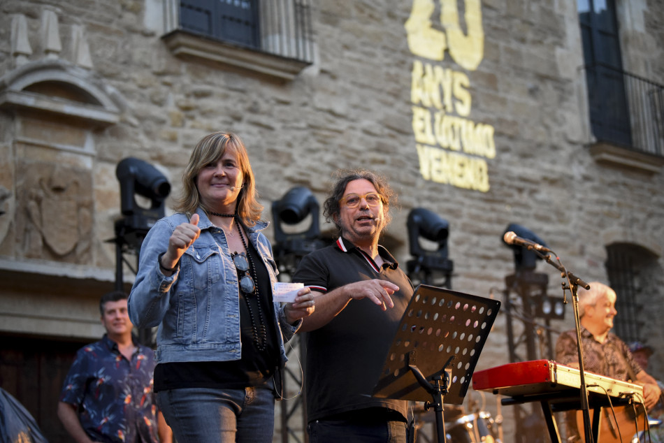 El Último Veneno celebra dues dècades als escenaris amb un concert especial que va omplir de gent la plaça del Castell