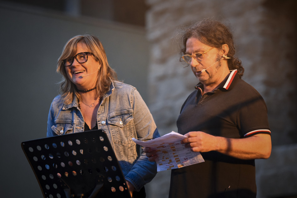 El Último Veneno celebra dues dècades als escenaris amb un concert especial que va omplir de gent la plaça del Castell