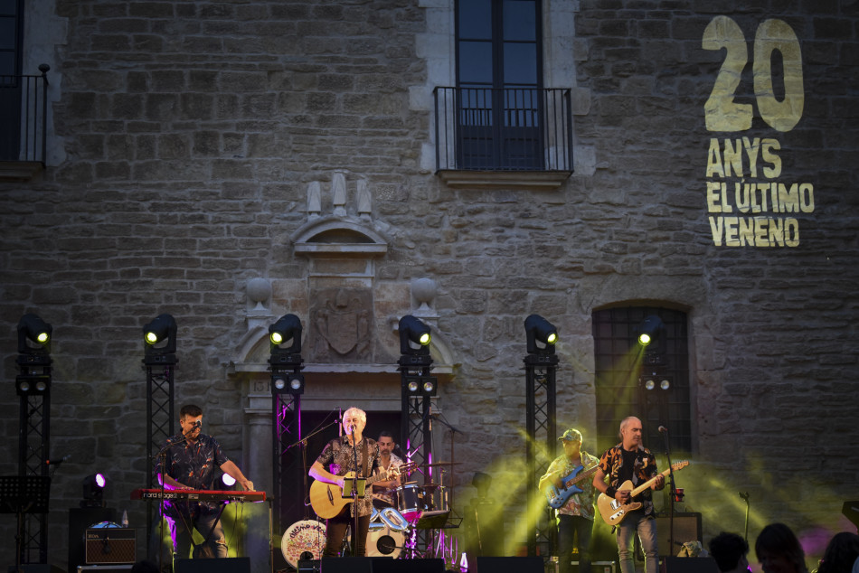 El Último Veneno celebra dues dècades als escenaris amb un concert especial que va omplir de gent la plaça del Castell