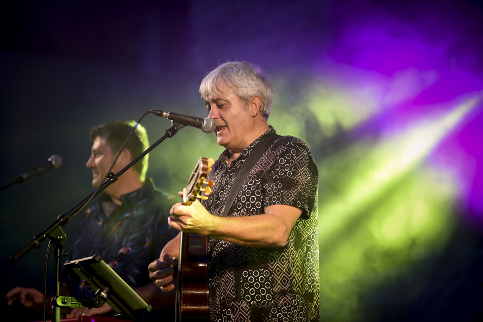 El Último Veneno celebra dues dècades als escenaris amb un concert especial que va omplir de gent la plaça del Castell