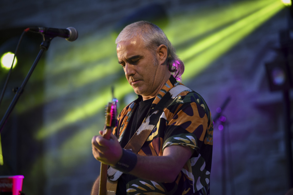 El Último Veneno celebra dues dècades als escenaris amb un concert especial que va omplir de gent la plaça del Castell