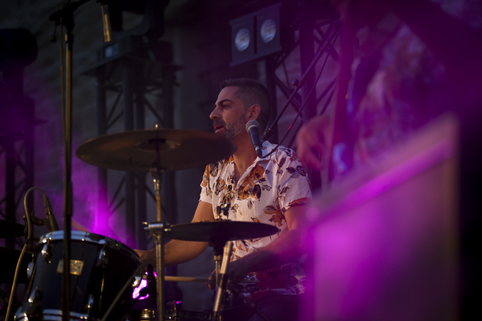 El Último Veneno celebra dues dècades als escenaris amb un concert especial que va omplir de gent la plaça del Castell