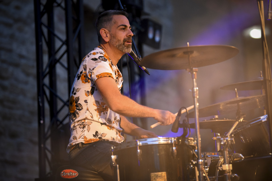 El Último Veneno celebra dues dècades als escenaris amb un concert especial que va omplir de gent la plaça del Castell