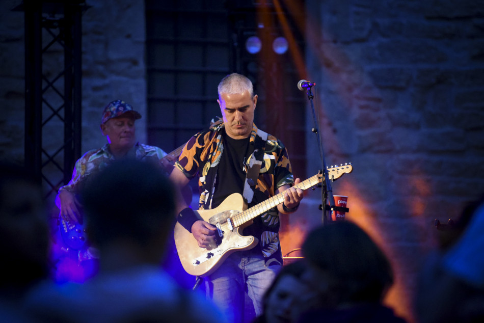 El Último Veneno celebra dues dècades als escenaris amb un concert especial que va omplir de gent la plaça del Castell