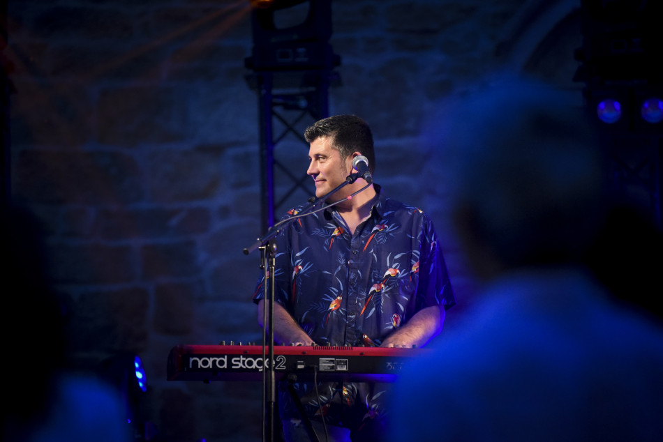 El Último Veneno celebra dues dècades als escenaris amb un concert especial que va omplir de gent la plaça del Castell