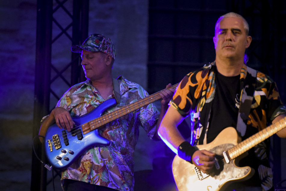 El Último Veneno celebra dues dècades als escenaris amb un concert especial que va omplir de gent la plaça del Castell