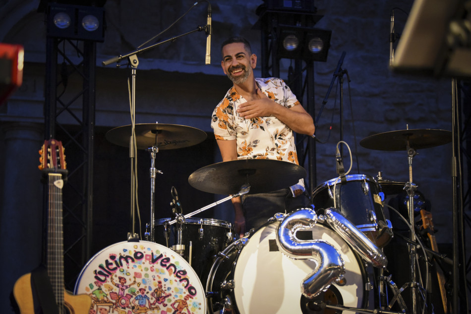 El Último Veneno celebra dues dècades als escenaris amb un concert especial que va omplir de gent la plaça del Castell