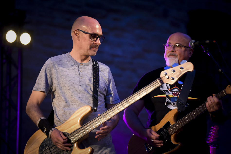 El Último Veneno celebra dues dècades als escenaris amb un concert especial que va omplir de gent la plaça del Castell