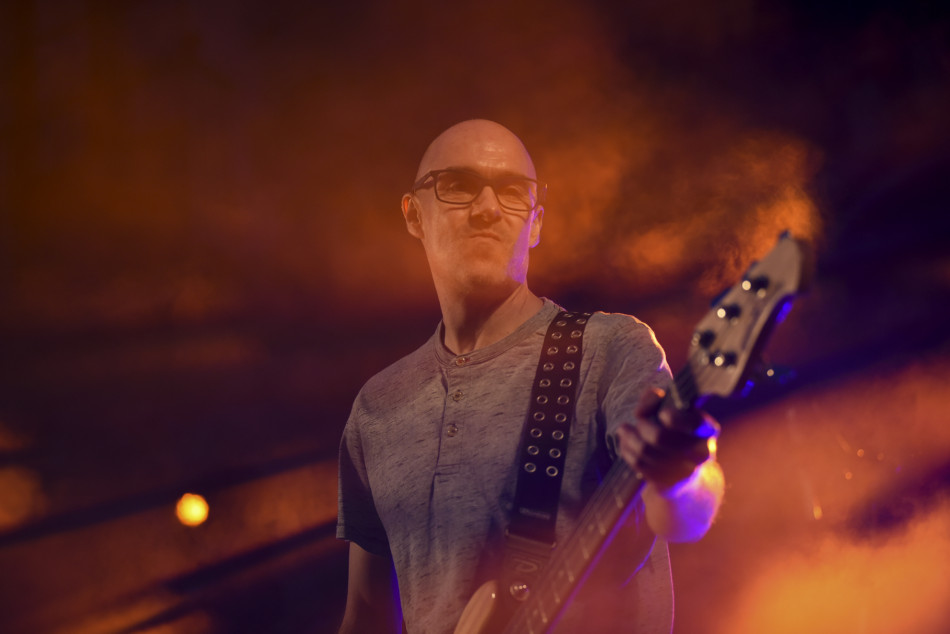 El Último Veneno celebra dues dècades als escenaris amb un concert especial que va omplir de gent la plaça del Castell