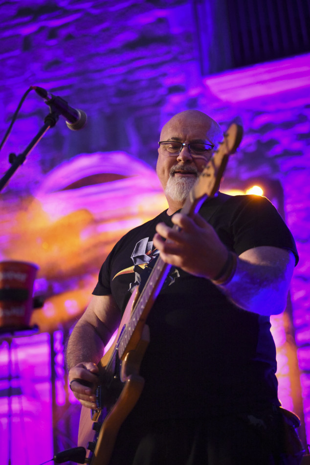 El Último Veneno celebra dues dècades als escenaris amb un concert especial que va omplir de gent la plaça del Castell