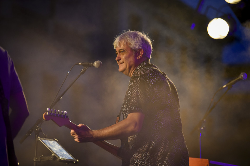 El Último Veneno celebra dues dècades als escenaris amb un concert especial que va omplir de gent la plaça del Castell