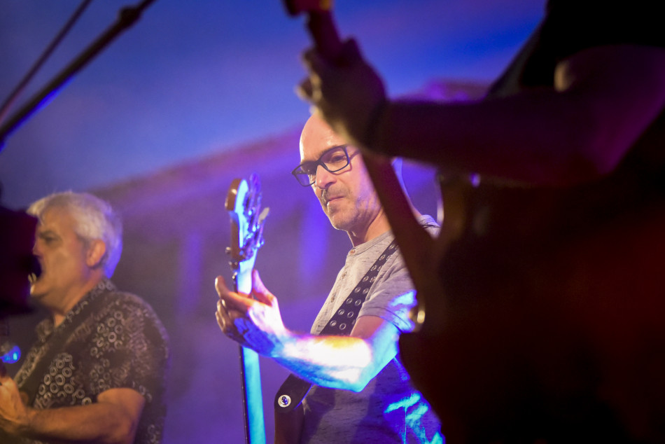 El Último Veneno celebra dues dècades als escenaris amb un concert especial que va omplir de gent la plaça del Castell