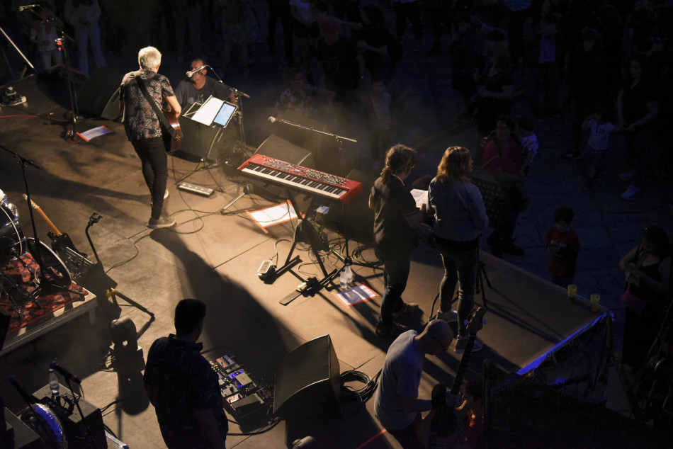 El Último Veneno celebra dues dècades als escenaris amb un concert especial que va omplir de gent la plaça del Castell